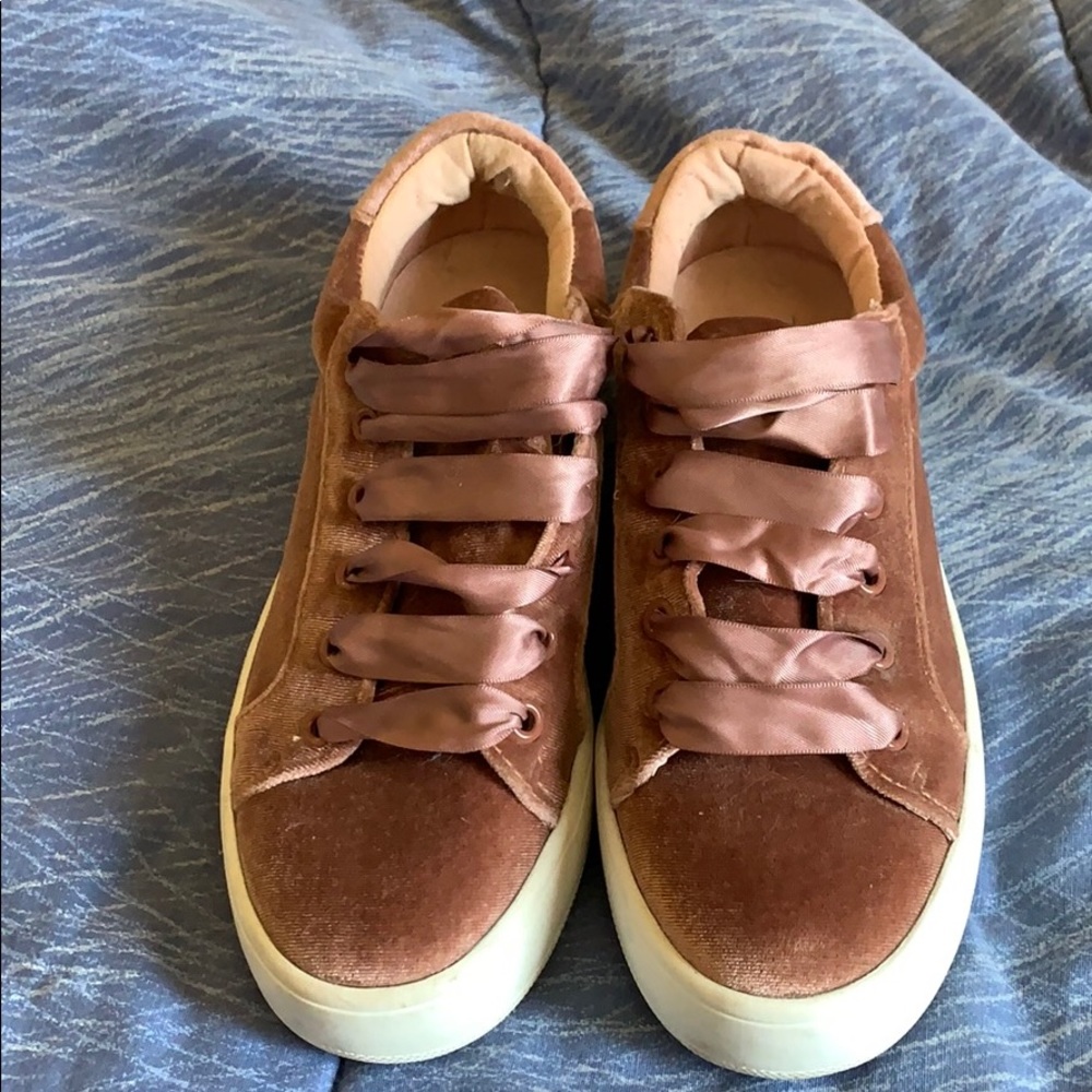 Fashion tennis shoes